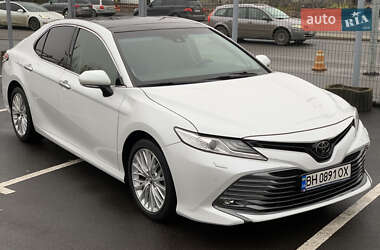 Седан Toyota Camry 2019 в Виннице