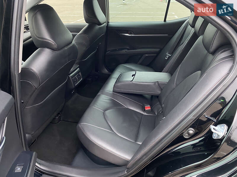 Седан Toyota Camry 2020 в Киеве