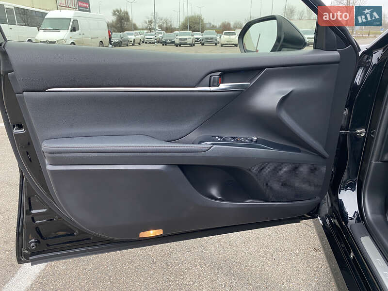 Седан Toyota Camry 2020 в Киеве