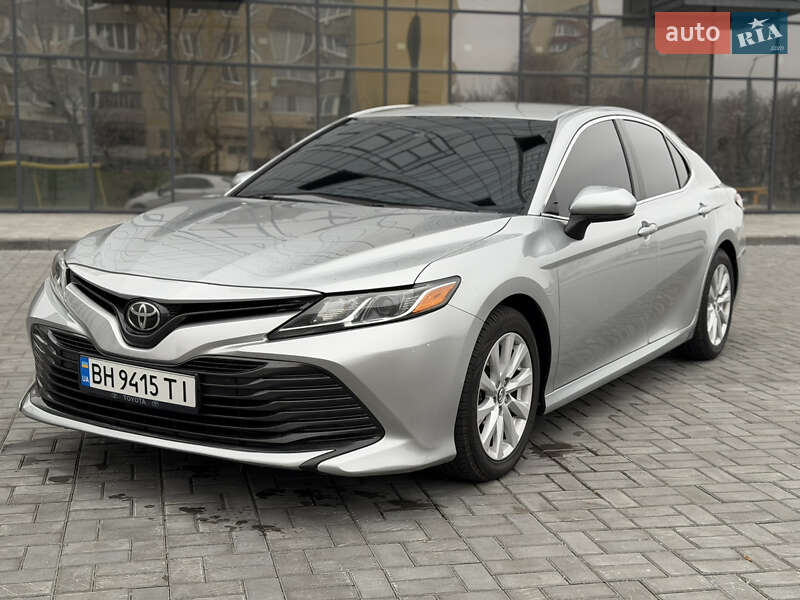 Седан Toyota Camry 2018 в Днепре