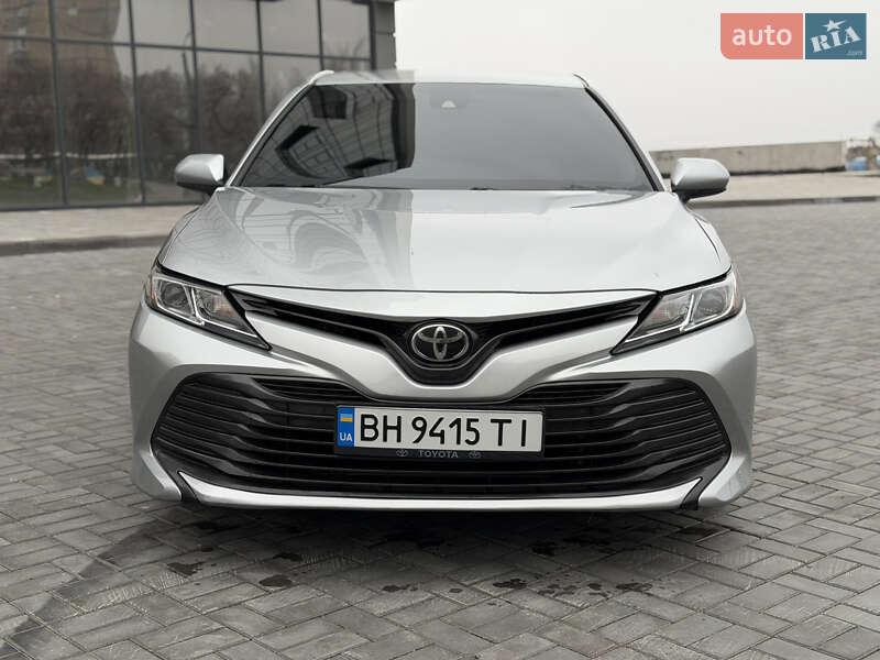 Седан Toyota Camry 2018 в Днепре