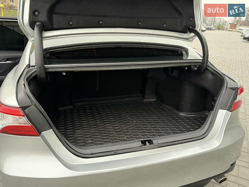 Седан Toyota Camry 2018 в Днепре