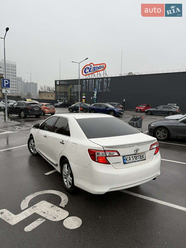 Седан Toyota Camry 2014 в Киеве