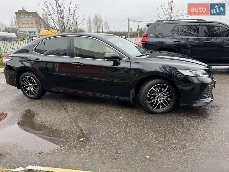 Седан Toyota Camry 2017 в Николаеве