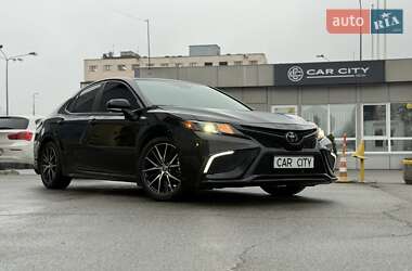 Седан Toyota Camry 2023 в Киеве