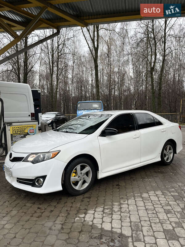 Седан Toyota Camry 2013 в Тернополі