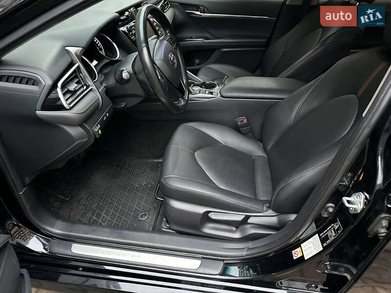 Седан Toyota Camry 2018 в Софиевской Борщаговке