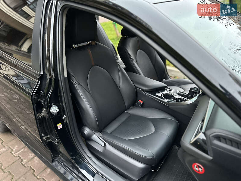 Седан Toyota Camry 2018 в Софиевской Борщаговке