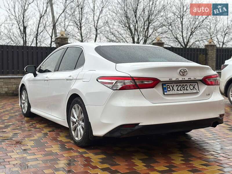 Седан Toyota Camry 2018 в Хмельницькому