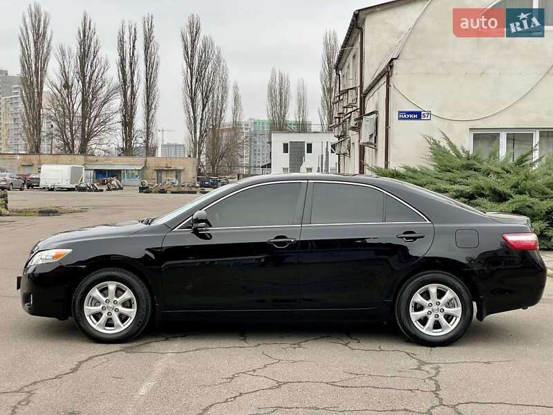 Седан Toyota Camry 2010 в Киеве