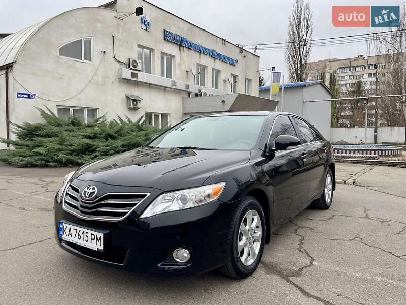 Седан Toyota Camry 2010 в Киеве