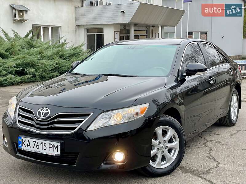 Седан Toyota Camry 2010 в Киеве