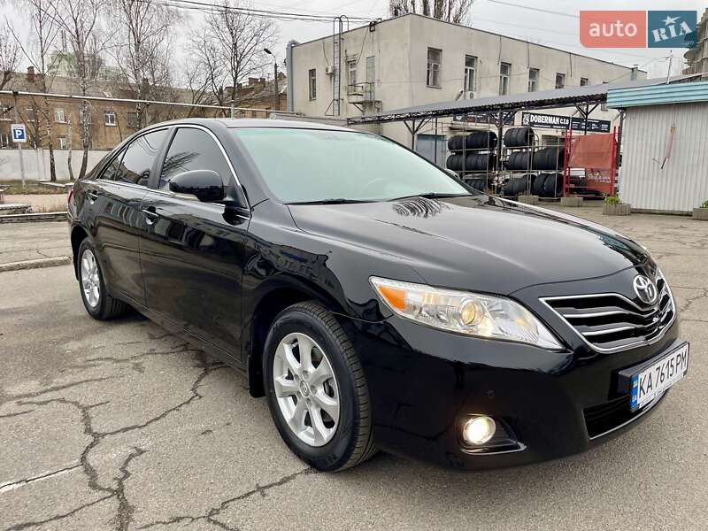 Седан Toyota Camry 2010 в Киеве