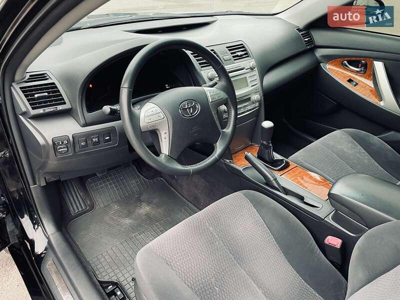 Седан Toyota Camry 2010 в Киеве