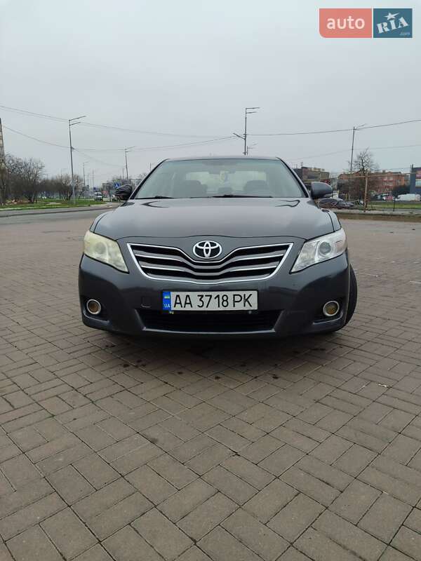 Седан Toyota Camry 2011 в Києві