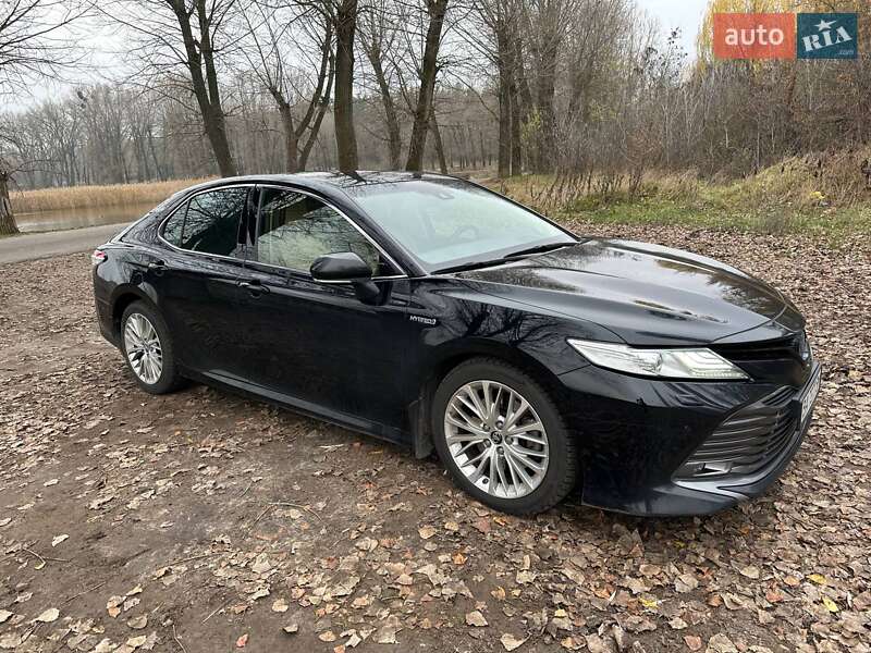 Седан Toyota Camry 2019 в Киеве