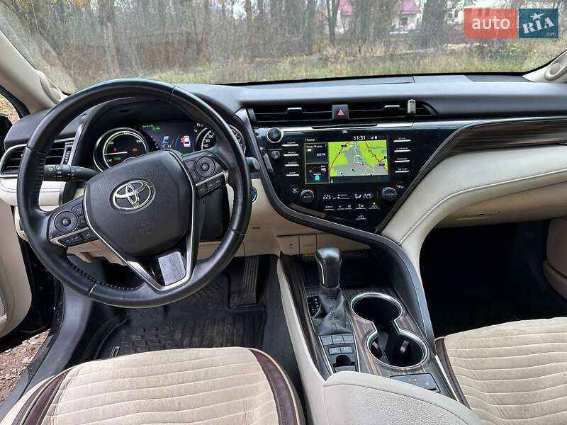Седан Toyota Camry 2019 в Киеве