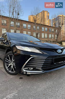 Седан Toyota Camry 2023 в Киеве