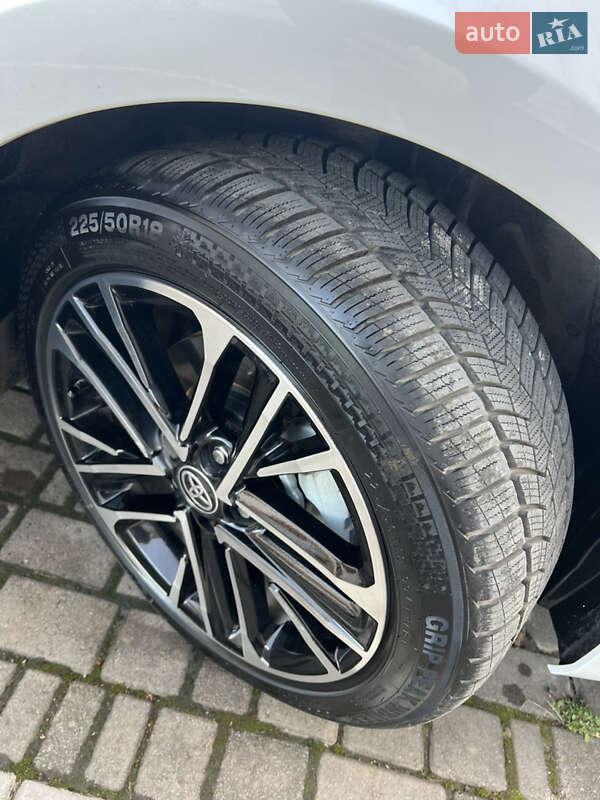 Седан Toyota Camry 2024 в Ивано-Франковске