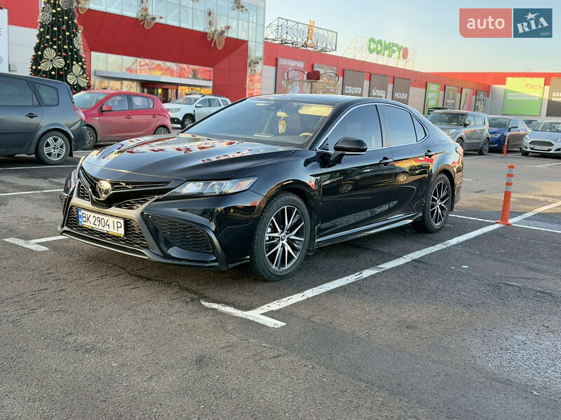 Седан Toyota Camry 2022 в Рівному