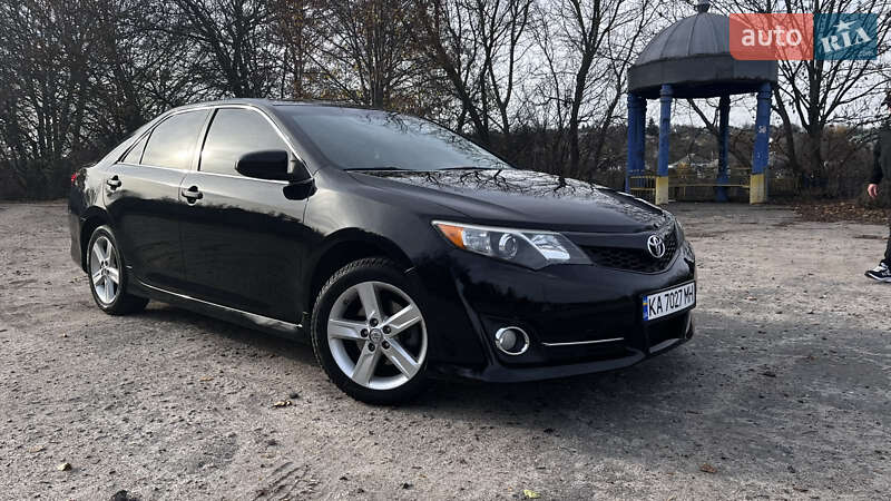 Седан Toyota Camry 2014 в Києві