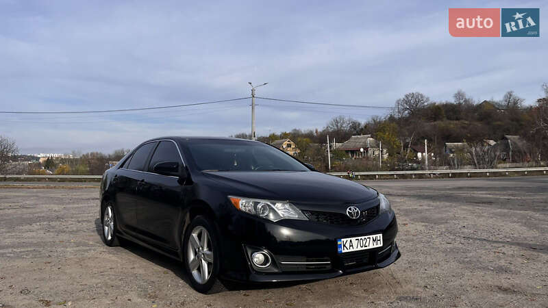 Седан Toyota Camry 2014 в Києві