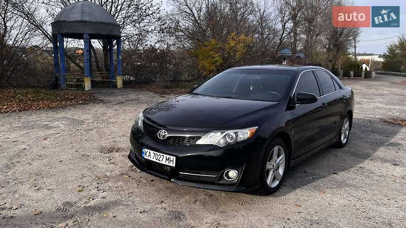 Седан Toyota Camry 2014 в Києві