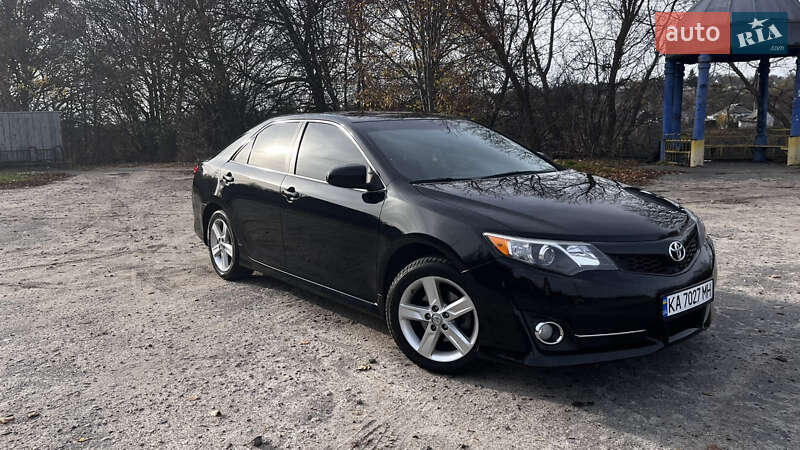 Седан Toyota Camry 2014 в Києві