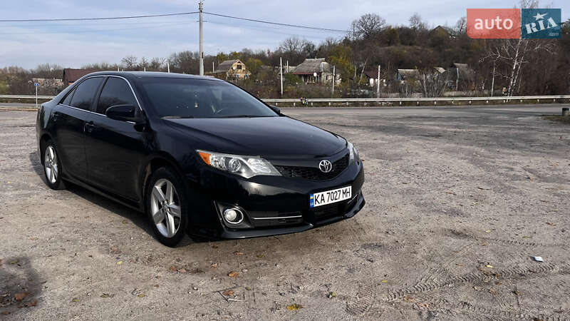 Седан Toyota Camry 2014 в Києві