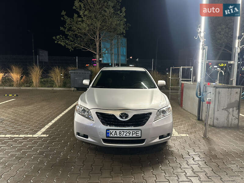 Седан Toyota Camry 2008 в Рівному