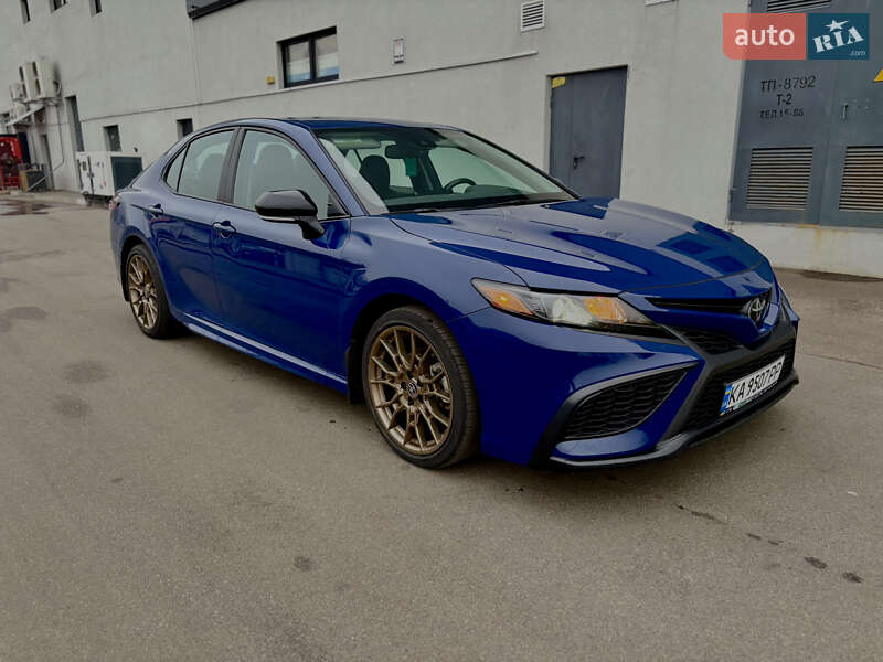 Седан Toyota Camry 2023 в Киеве
