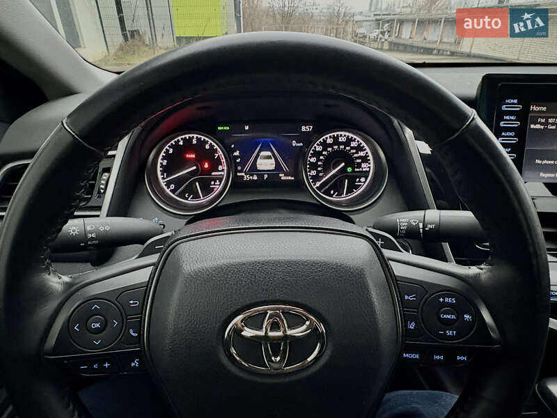 Седан Toyota Camry 2023 в Киеве