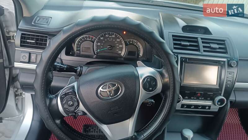 Седан Toyota Camry 2014 в Чернівцях