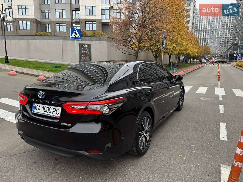 Седан Toyota Camry 2023 в Києві