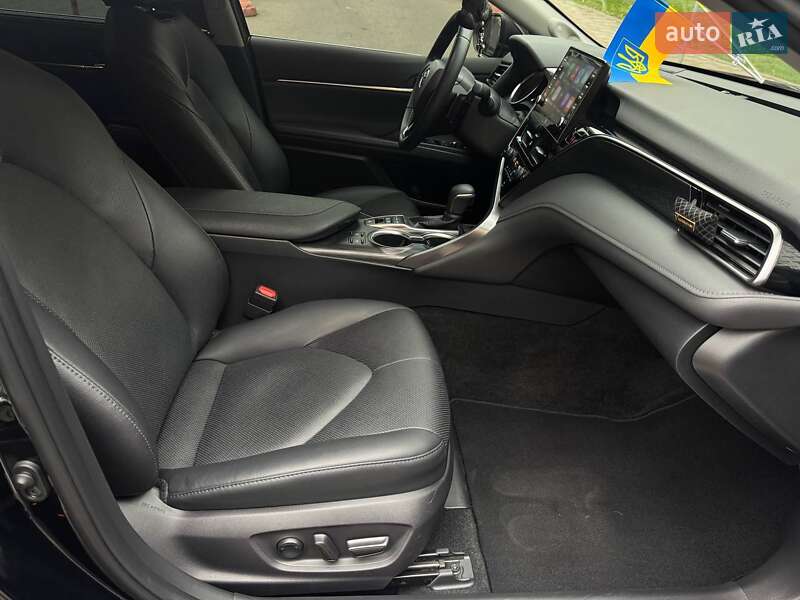 Седан Toyota Camry 2023 в Києві