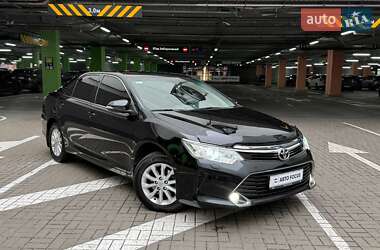 Седан Toyota Camry 2016 в Киеве