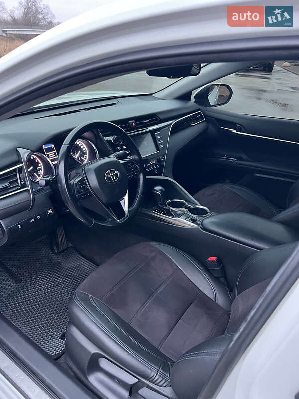 Седан Toyota Camry 2018 в Павлограде