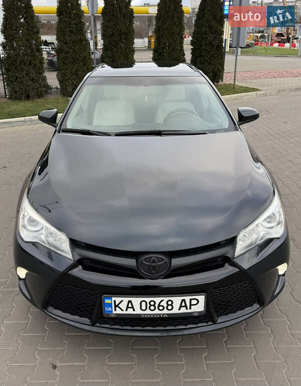 Седан Toyota Camry 2016 в Києві