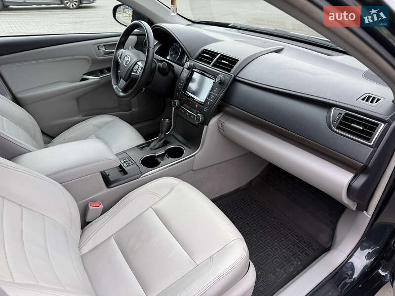 Седан Toyota Camry 2016 в Києві