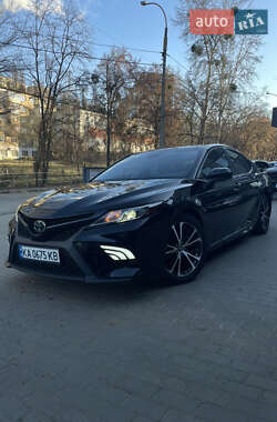Седан Toyota Camry 2017 в Києві