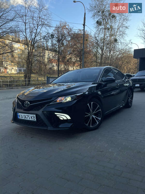 Седан Toyota Camry 2017 в Києві