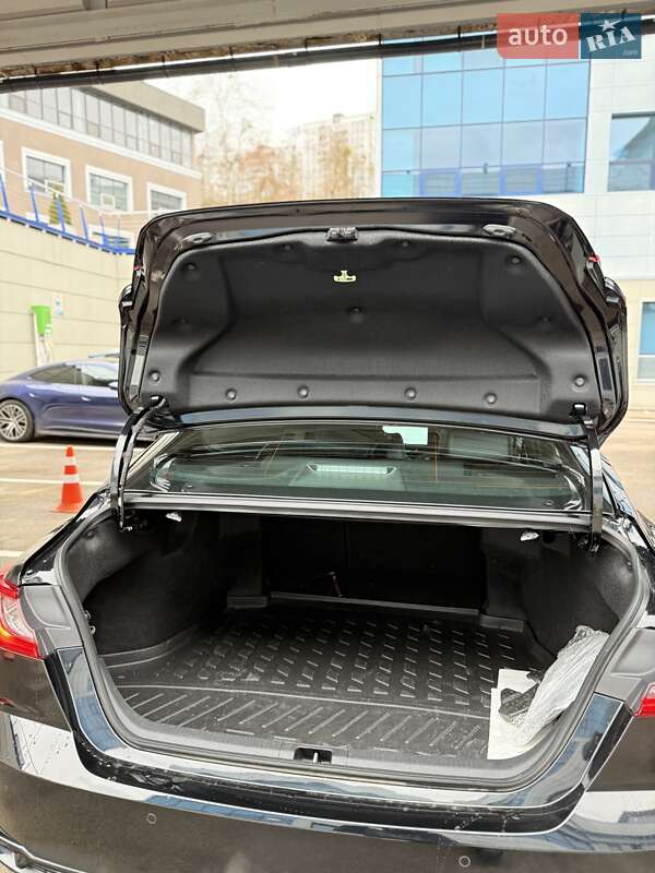 Седан Toyota Camry 2024 в Києві