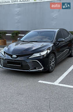 Седан Toyota Camry 2023 в Киеве