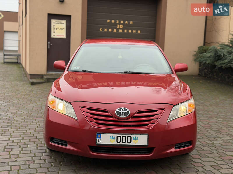 Седан Toyota Camry 2008 в Рівному