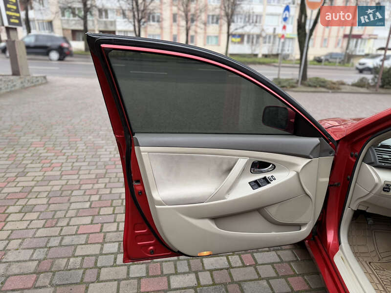 Седан Toyota Camry 2008 в Рівному