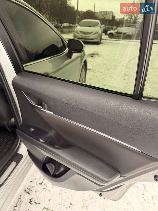 Седан Toyota Camry 2019 в Чернігові