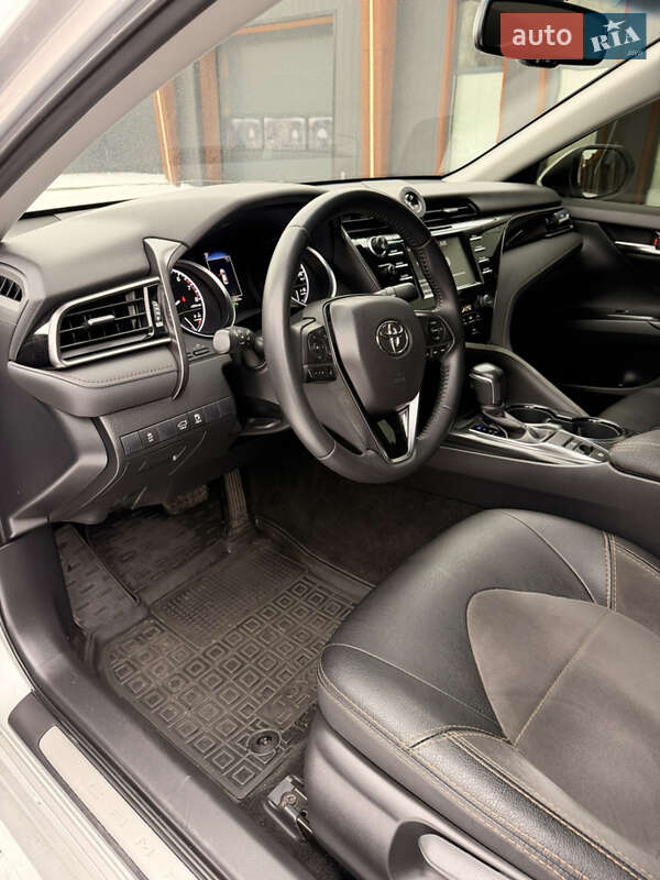 Седан Toyota Camry 2019 в Чернігові