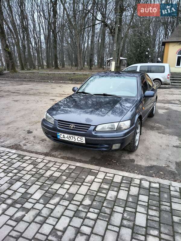 Седан Toyota Camry 1998 в Києві