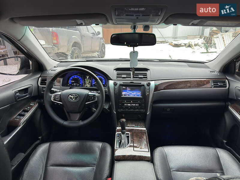 Седан Toyota Camry 2016 в Киеве