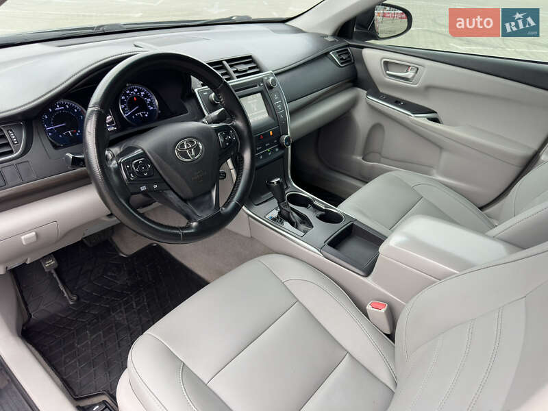 Седан Toyota Camry 2016 в Киеве